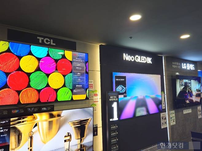 지난 21일 서울 시내 한 가전양판업체에서 TCL 85인치 TV가 삼성전자·LG전자 TV와 나란히 전시되어 있다. 사진=박수빈 기자