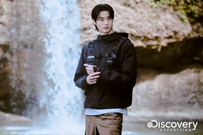 디스커버리 익스페디션이 지난해에 이어 2025년 시즌에도 배우 변우석과 동행을 이어간다. 디스커버리 익스페디션이 공개한 2025년 봄여름 시즌 신상 '베르텍스 바람막이 재킷' 화보. /사진=디스커버리