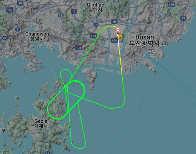 25일 오전 8시 39분쯤 김해공항을 출발한 일본 오키나와행 진에어 LJ371편이 엔진 소음 등 이유로 회항했다. 여객기가 연료 소모를 위해 상공을 선회한 모습. 플라이트레이더24 캡처