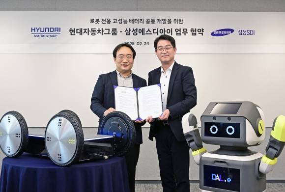 현동진(왼쪽) 현대차∙기아 로보틱스랩장 상무와 조한제 삼성SDI 소형사업부 전략마케팅팀장(부사장)이 지난 24일 경기 의왕시 현대차 의왕연구소에서 ‘로봇 전용 배터리 공동 개발을 위한 업무협약(MOU)’을 체결한뒤 기념 촬영하고 있다. 현대차그룹 제공