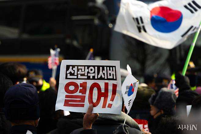 내란 우두머리 혐의로 체포된 윤석열이 1월18일 오후 2시 서울서부지법에서 열리는 구속 전 피의자심문(영장실질심사)에 참석한다는 소식이 전해지자 지지자들이 서울 서부지방법원 인근에서 집회를 열고 있다. ⓒ시사IN 신선영