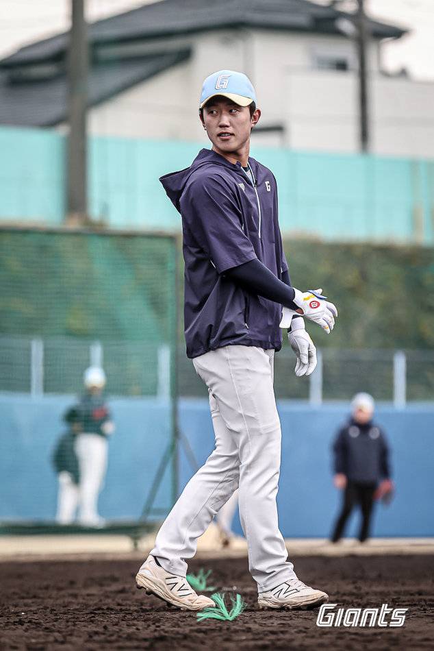 롯데 전민재가 23일 일본 미야자키 난고스타디움에서 펼쳐진 세이부와 연습경기를 앞두고 훈련하고 있다. 사진제공|롯데 자이언츠