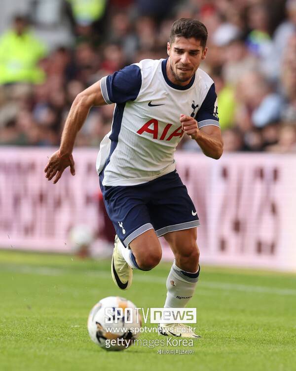 ▲ 리즈 유나이티드 임대 생활을 즐기고 있는 마노르 솔로몬이 토트넘 홋스퍼로 복귀하지 않을 것으로 보인다. 손흥민의 골에 도움을 기록하는 등 강한 인상을 남겼지만, 부상이 발목을 잡았고 임대로 토트넘을 탈출했다.