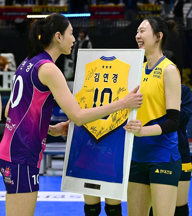 양효진(오른쪽)이 김연경에게 은퇴 투어 기념 액자를 전달하고 있다. /사진=한국배구연맹(KOVO) 제공