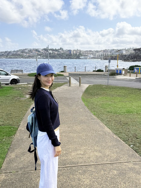 신민아 네이비 크롭 가디건 코디