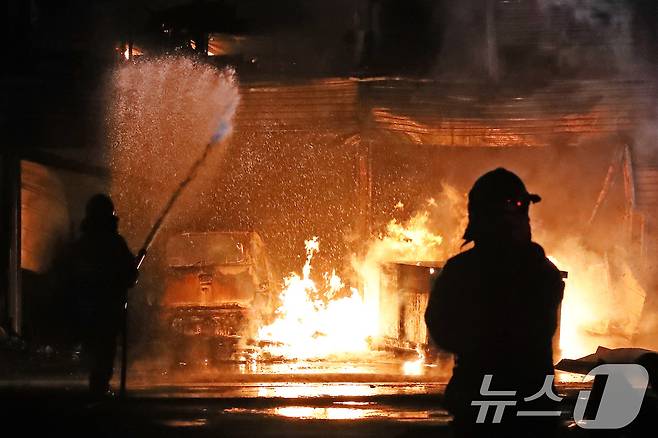 21일 오후 3시37분쯤 경북 경산시 진량읍 평사리에 있는 자원순환시설에서 원인을 알 수 없는 불이 나 화재 현장에 출동한 소방관들이 진화 작업을 벌이고 있다. 2024.11.21/뉴스1 ⓒ News1 공정식 기자