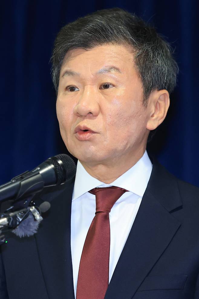 정몽규 축구협회장 후보 공약 발표
(서울=연합뉴스) 신현우 기자 = 제55대 대한축구협회장 선거를 통해 4선에 도전하는 정몽규 후보가 26일 오전 서울 종로구 축구회관에서 공약을 발표하고 있다. 2024.12.26