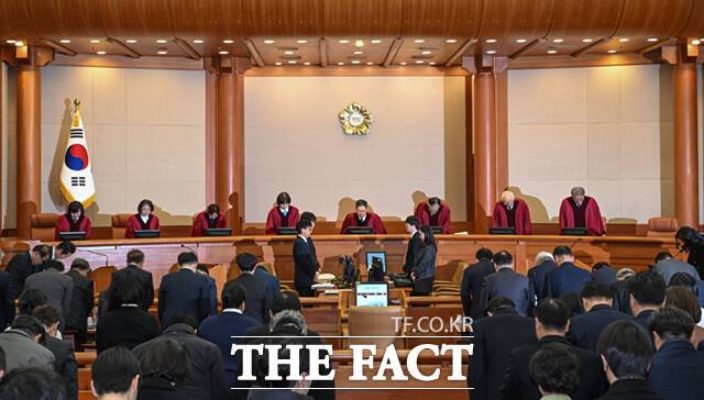 문형배 헌법재판소장 직무대행을 비롯한 헌법재판관들이 25일 서울 종로구 헌법재판소 대심판정에서 열린 윤석열 대통령 탄핵심판 최종 변론에 입장하고 있다. /사진공동취재단