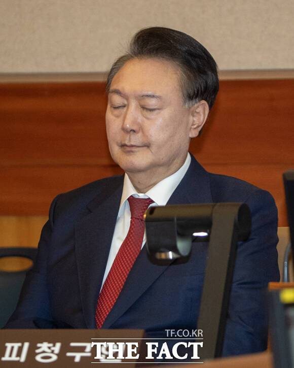 서울구치소에 수감 중인 '내란죄 피의자' 윤석열 대통령이 구치소 내 거실 4개를 사용하고 있다는 '황제 수용' 의혹이 제기됐다. /사진공동취재단