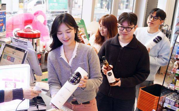 고객이 세븐일레븐에서 블랙서클위스키를 구매하고 있다. 세븐일레븐 제공.