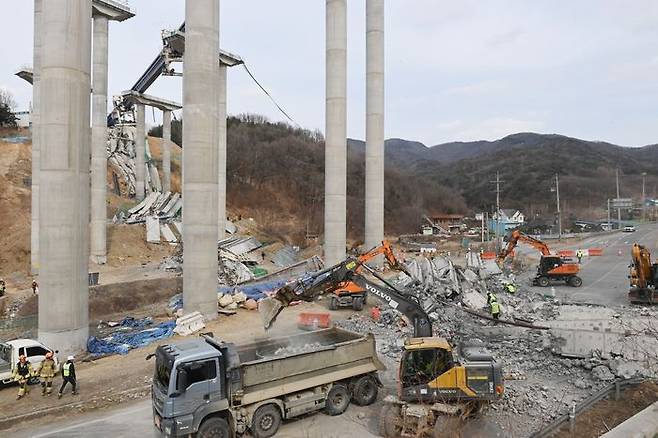 현대엔지니어링이 지난 25일 서울세종고속도로 세종~안성 구간 9공구에서 발생한 교량 붕괴사고에 대해 공식 사과하고 필요한 조치에 나서겠다고 입장을 밝혔다.ⓒ뉴시스