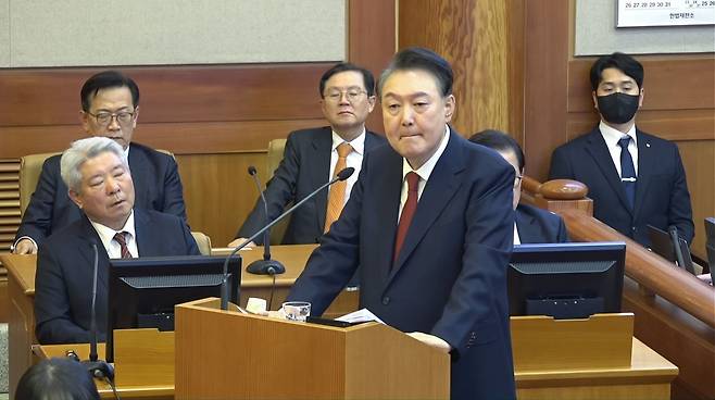 윤석열 대통령이 25일 오후 서울 종로구 헌법재판소에서 열린 대통령 탄핵심판 최종(11차) 변론기일에 출석해 최종의견을 진술하고 있다. (헌법재판소 제공) 2025.2.25