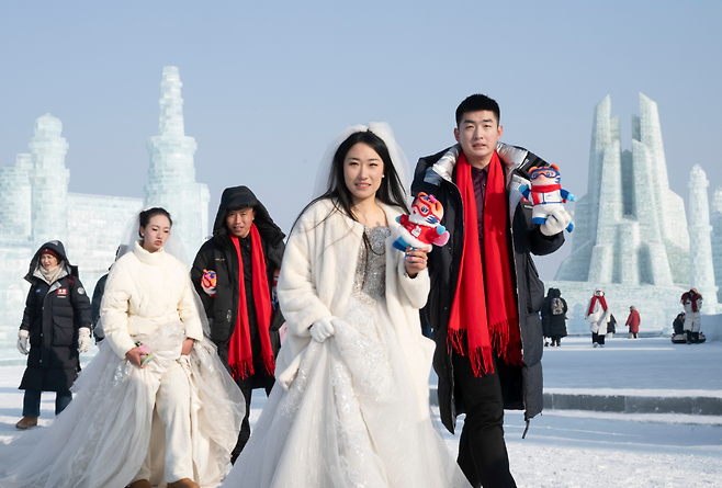 중국은 금융위기 이후인 2010년부터 10년 넘게 글로벌 다이아몬드 시장의 붐을 이끌어왔다. 하지만 2013년 1300만건을 넘었던 중국 결혼건수는 지난해 610만건으로 줄어들었고, 다이아몬드에 대한 열기는 빠르게 식었다. 사진은 1월 6일 하얼빈에서 열린 단체 결혼식에 참여한 신랑신부 모습. 맨 앞 신부 손엔 다이아몬드 반지가 끼워져 있다. 신화통신 뉴시스