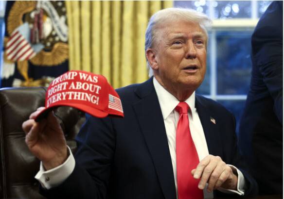 도널드 트럼프 미국 대통령이 25일 백악관 집무실에서 “트럼프가 모두 옳았다”라는 문구가 적힌 모자를 들고 기자들에게 얘기하고 있다. AP 연합뉴스