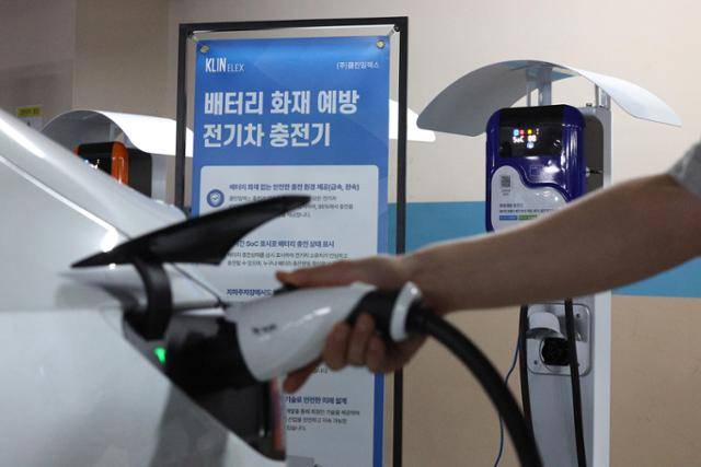 지난해 8월 20일 경기 군포시 소재 제조업체인 클린일렉스에서 직원이 과충전 방지 PLC 화재 예방 전기차 완속충전기를 시연하고 있다. 클린일렉스가 개발한 과충전 방지 충전기는 목표 충전량에 도달하면 자동으로 충전을 멈춰 전기차 화재 사고 주요 원인으로 꼽히는 배터리 과충전을 방지할 수 있다. 뉴스1
