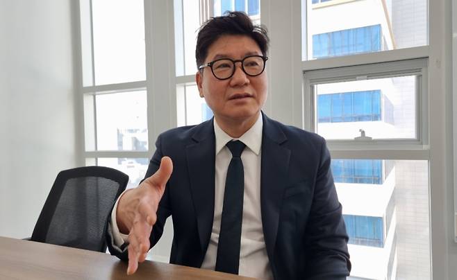 김준호 아미코젠 부사장이 26일 임시주주총회 후 인터뷰에 임하고 있다./사진=지영호 기자