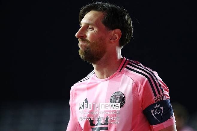 ▲ 사실 메시가 합류하기 전 인터 마이애미는 최약체였다. 2020시즌부터 MLS에 참가하고 있는 막내격 구단으로 전력이 좋지 않았다. 지난해 메시가 입단하기 전만 해도 인터 마이애미는 동부 컨퍼런스 최하위였다. 그런데 1년 만에 메시를 통해 최다 승점으로 정규리그 우승을 차지하면서 확 달라졌다.