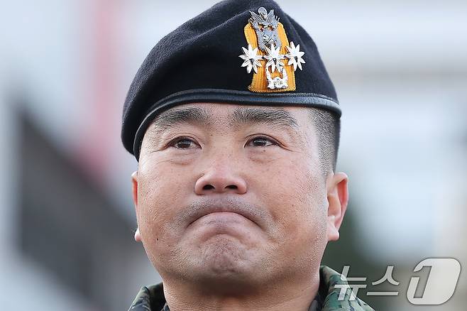 김현태 특전사 제707특수임무단 단장이 9일 오전 서울 용산구 국방부 전쟁기념관 앞에서 기자회견을 마친 뒤 굳은 표정을 짓고 있다. 앞서 국방부 검찰단은 지난 6일 비상계엄 관련 내란죄 등으로 고발되거나 연루된 현역 군인 10명에 대해 법무부에 긴급 출국금지를 신청했으며, 김 단장도 여기에 포함됐다. 2024.12.9/뉴스1 ⓒ News1 김진환 기자