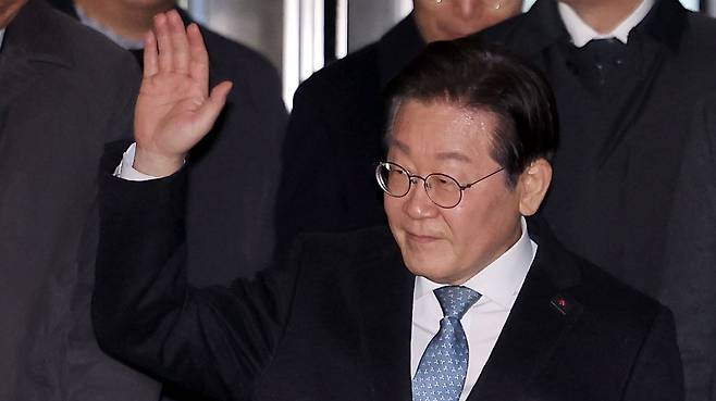 더불어민주당 이재명 대표가 26일 서울고등법원에서 열린 공직선거법 위반 혐의 사건 2심 결심 공판을 마친 뒤 법정을 나서고 있다./연합뉴스