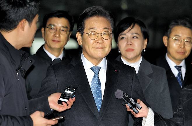 26일 이재명 더불어민주당 대표가 서울 서초구 서울고등법원에서 열린 공직선거법 위반 사건의 2심 결심 공판을 마치고 나오는 모습. 취재진의 질문을 받고 있다. 2심 선고 공판은 다음 달 26일 열린다. /연합뉴스