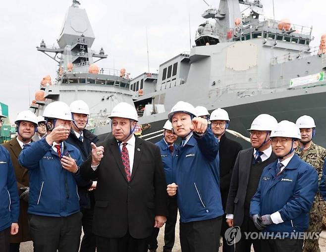 HD현대 정기선 부회장이 지난해 2월 27일 카를로스 델 토로 당시 미 해군성 장관에게 HD현대중공업 특수선 야드와 건조 중인 함정을 소개하고 있다. HD현대 제공