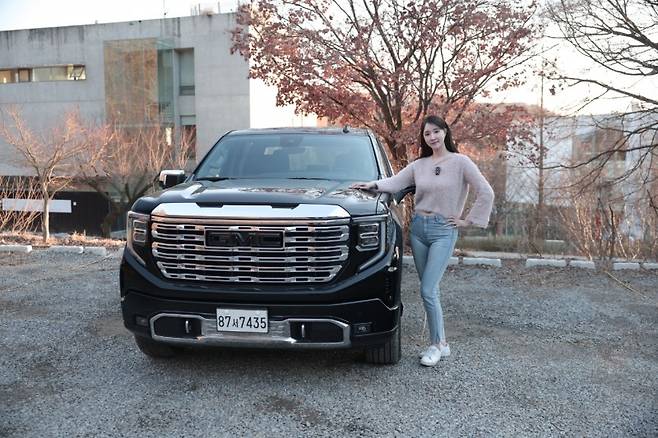 나연진 앵커가 GMC 시에라 드날리 시승 후 기념 촬영을 하고 있다. 사진=이병주 피디