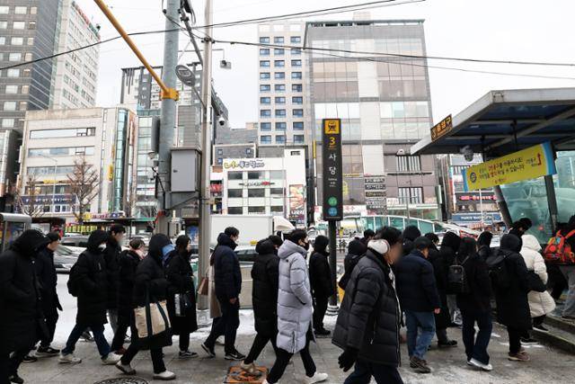 7일 오전 서울 동작구 사당역에서 시민들이 몸을 움츠린 채 출근길 발걸음을 재촉하고 있다. 뉴스1