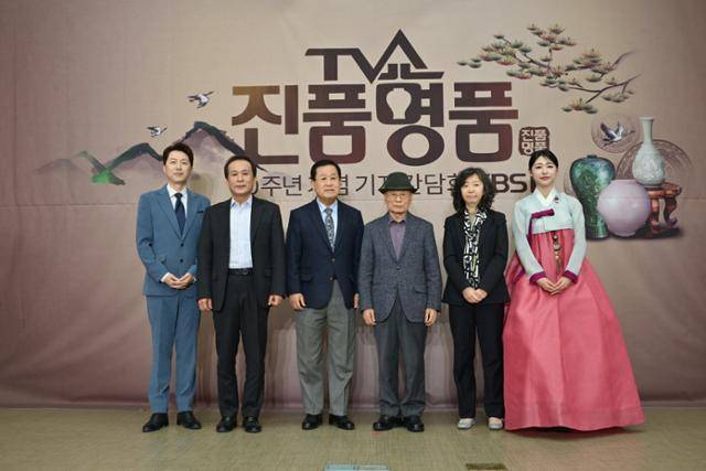27일 서울 영등포구에 위치한 KBS 신관에서는 'TV쇼 진품명품' 30주년 기념 기자간담회가 열렸다. 행사에는 강승화 아나운서, 홍주연 아나운서, 이은미 CP, 진동만 회화 감정위원, 김준영 도자기 감정위원, 김경수 민속품 감정위원이 참석했다. KBS 제공