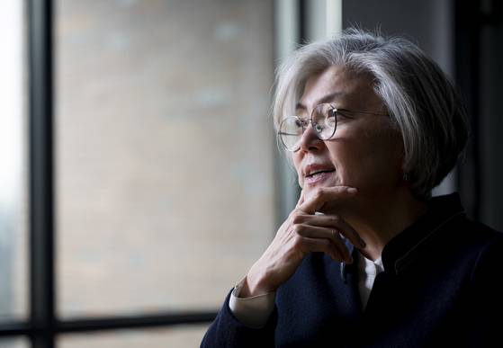 강경화 아시아소사이어티 신임 회장 겸 최고경영자가 연대 특임교수 연구실에서 중앙SUNDAY와 인터뷰 도중 잠시 생각에 잠겨 있다. 최영재 기자