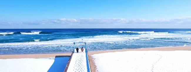 망상해변과 이어진 기곡해수욕장의 설경. 망상오토캠핑리조트를 끼고 있는 기곡해수욕장은 눈 내린 뒤의 설경이 가장 아름다운 해변이다. 푸른 바다와 흰 눈 쌓인 해변이 근사하게 어우러진다.