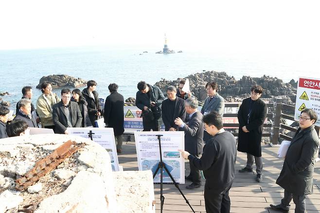 경주시가 올 1월 감포항에서 평가위원들을 대상으로 현장설명회를 진행하고 있다. 경주시 제공