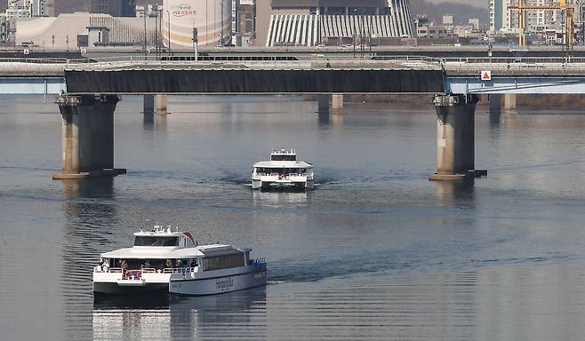 한강 수상교통 수단인 한강버스가 27일 서울 여의도 마포대교 인근을 지나가고 있다.