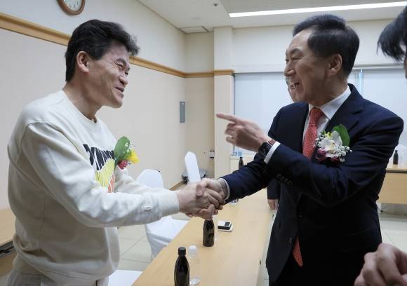 26일 오후 서울 중구 명동 YWCA에서 열린 신평 변호사 ‘시골살이 두런두런’ 출판기념회에 참석한 김기현 국민의힘 전 대표와 전한길 강사가 인사를 나누고 있다. 2025.2.26 뉴스1