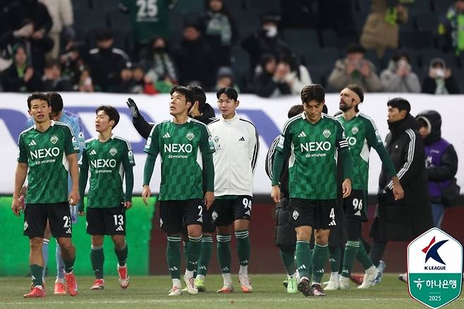 전북 선수들이 광주전에서 무승부를 거둔 뒤 아쉬워하고 있다. 사진 | 한국프로축구연맹
