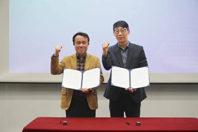 브릴스와 둔산정보시스템이 27일 브릴스 인천 송도 본사에서 로봇 솔루션 기술 교육 협력을 위한 공동파트너 체결식을 열었다. 김익수 둔산정보시스템 대표(왼쪽)와 브릴스 전진 대표(오른쪽)가 파트너십 체결 후 기념촬영을 하고 있다. (사진=브릴스)