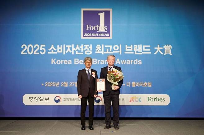 쿠쿠가 '2025 소비자선정 최고의 브랜드 대상' 4개 부문에서 대상을 석권했다고 28일 밝혔다. 쿠쿠 제공