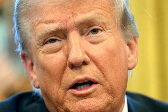 도널드 트럼프 미국 대통령이 25일 미국 워싱턴 백악관 집무실에서 행정명령에 서명한 후 기자들의 질문에 답하고 있다. 워싱턴=AP 뉴시스