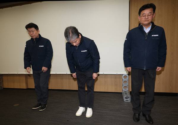 주우정 현대엔지니어링 대표이사(가운데)가 28일 서울 종로구 본사 빌딩에서 열린 서울세종 고속도로 사고 관련 간담회에서 고개를 숙이며 사과하고 있다. 연합뉴스