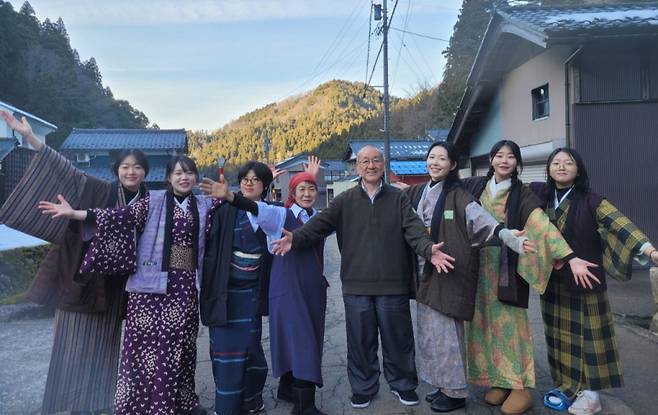 일본 혼슈 중부에 위치한 후쿠이현 에치젠시 이치노노마을을 방문한 한국 대학생들과 이들을 맞아준 코지마 치토세씨(왼쪽에서 4번째). 코지마씨 옆 남성은 이치노노마을 주민. / 사진=김인한 기자