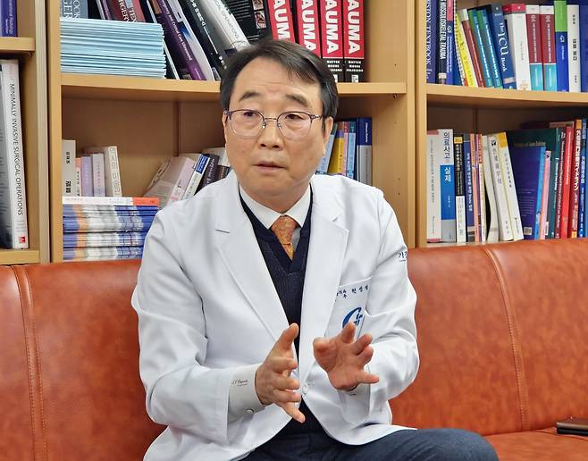 현성열 가천대길병원 인천권역외상센터장은 지난 17일 조선비즈와의 인터뷰에서 "권역외상센터는 흉부외과, 정형외과 의사가 필수이지만, 서너 곳을 제외하고는 응급의학과 의사 한 명만 근무하는 경우가 많다”며 “정부가 인건비를 지원하는 덕에 병원 운영은 유지되지만, 여전히 인력난이 심각하다”고 말했다./가천대길병원