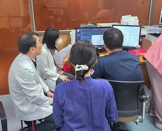 지난 17일 오전 인천 남동구 가천대길병원 권역외상센터에서 현성열 센터장을 비롯한 의료진들이 회진 전 환자 정보를 살피고 있다./염현아 기자