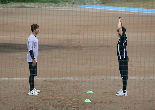 왼쪽부터 KT 위즈 투수 김민수와 오원석. KT 위즈