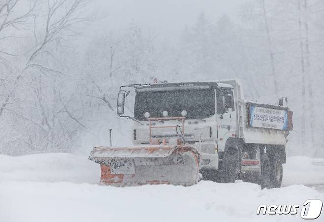 지난해 2월 강원 평창지역 제설작업 자료사진.(뉴스1 DB) ⓒ News1 이재명 기자