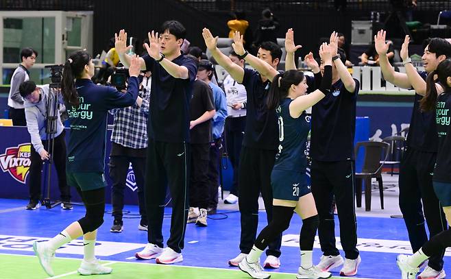 승리를 자축하는 이영택 감독과 GS칼텍스 선수단. 사진제공=KOVO