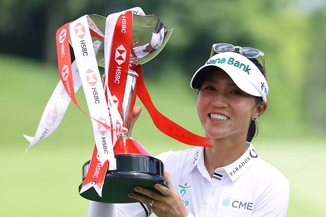 리디아 고가 2일 싱가포르 센토사 골프클럽에서 LPGA 투어 HSBC 위민스 월드 챔피언십 우승 트로피를 들고 있다./AP 연합뉴스