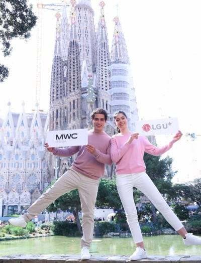 LG유플러스 직원들이 스페인 바르셀로나의 상징으로 꼽히는 가우디성당 앞에서 세계 최대통신기술 전시회 '모바일월드콩그레스(MWC 2025)'를 알리고 있다. LG유플러스 제공