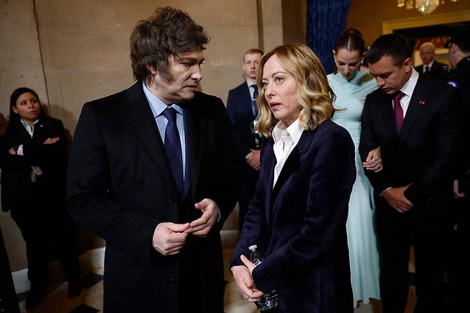 아르헨티나 대통령 하비에르 밀레이(왼쪽)와 이탈리아 총리 조르자 멜로니가 1월 20일 미국 워싱턴 의회의사당 중앙홀에서 열린 도널드 트럼프 미국 대통령 취임식에 참석해 대화를 하고 있다. 두 정상은 통칭 ‘극우파’로 불리지만 기존의 극우 정치인들과는 차이가 있다. / AFP연합뉴스