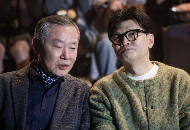 한 전 대표가 연극 관람에 앞서 윤종성 전 국방부 천안함조사단장과 대화를 나누고 있다. 연합뉴스(공동취재)