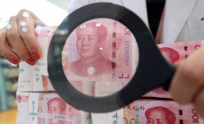 서울 중구 하나은행에서 직원이 위안화를 정리하고 있다. 2024.07.25. /사진=뉴시스