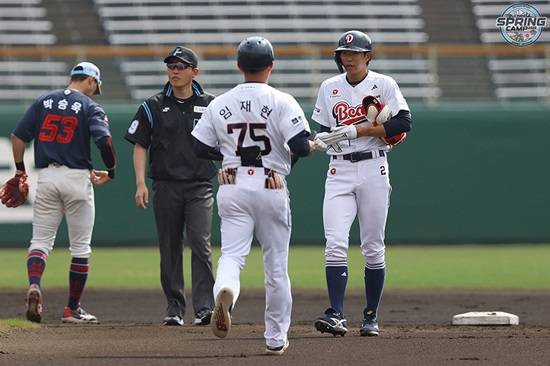 두산 베어스 외야수 김민석이 친정 롯데 자이언츠를 상대로 3안타 맹타를 휘둘렀다. 두산 베어스